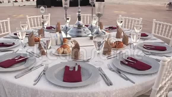 装饰的婚礼桌慢动作视频的预览图
