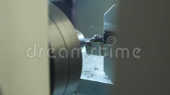 车床在运行切割一个金属部分铁的切割加工视频的预览图