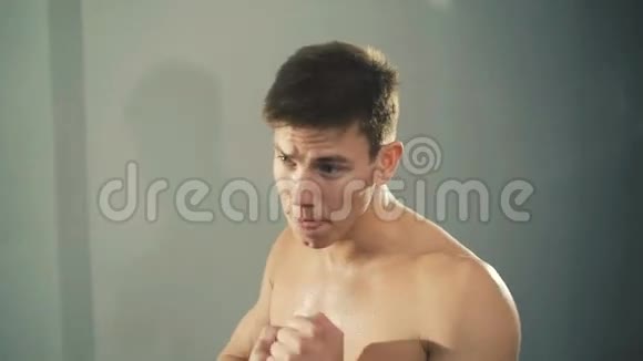 镜头前英俊的跆拳道男训练画像视频的预览图
