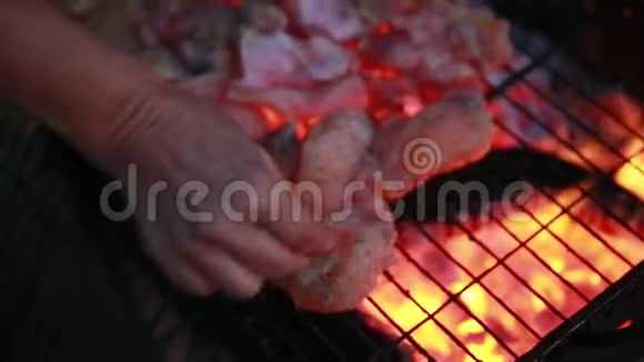 厨师把鲶鱼鱼片的皮肤放到烤架上开火煤燃烧视频的预览图