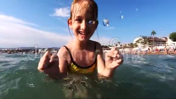 快乐女孩暑假在热带海滩户外游泳池玩耍视频的预览图