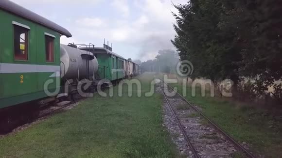 蒸汽机火车车厢和机车的4k空中令人惊叹视频的预览图