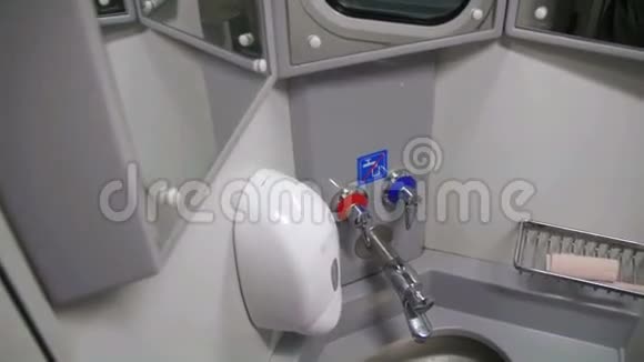 火车车厢里的厕所视频的预览图