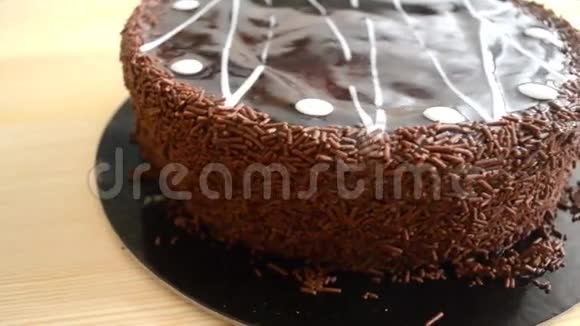 带有焦糖糖浆和松露的美味巧克力蛋糕视频的预览图