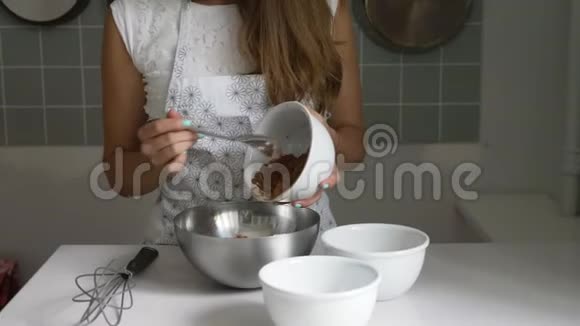 一个女人在碗里加入配料用来做家常巧克力视频的预览图