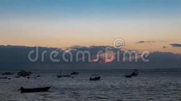 4海洋上空日出的时间上午时间印度尼西亚巴厘岛热带岛屿视频的预览图