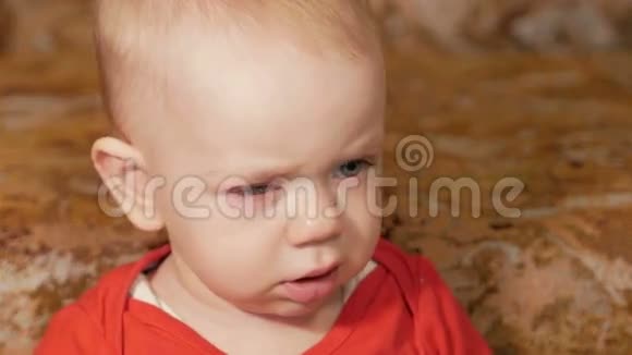 有过敏症的漂亮宝宝红肿的眼睛那个男孩哭着和这种疾病作斗争孩子一年关闭视频的预览图
