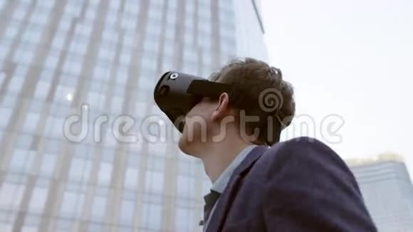 在外使用虚拟现实接近高加索人视频的预览图
