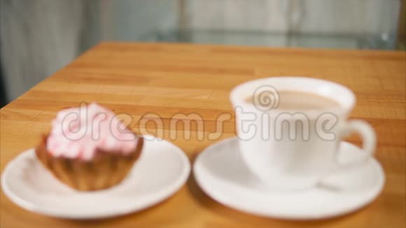 一位女士用非接触式的塑料卡支付一顿丰盛的早餐视频的预览图