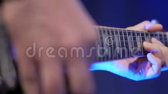 音乐家演奏电吉他旋律琴弦和右手靠近拾音器的细节视频的预览图