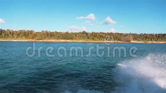 海洋泡沫水流喷溅视频的预览图