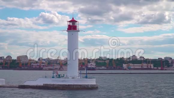 灯塔和大海敖德萨从大海到城市的景色视频的预览图