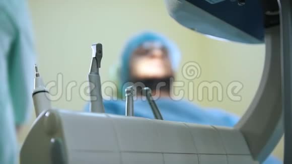 牙医年轻人口腔诊所的病人视频的预览图