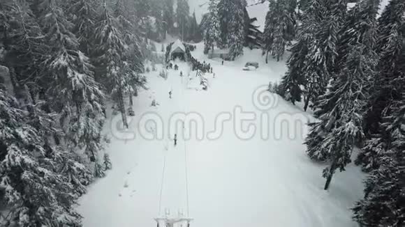 一队滑雪者和滑雪者等着爬电梯视频的预览图