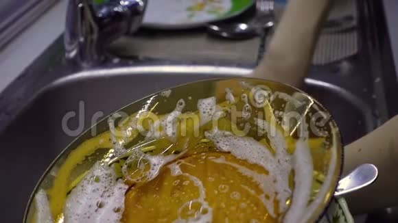 女人洗涮餐具视频的预览图