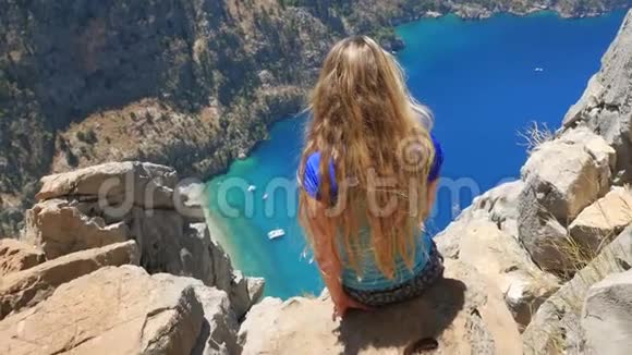 从山顶欣赏蝴蝶谷美景的女旅行者视频的预览图