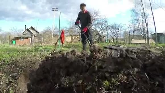 那个年轻人用铲子挖泥土找床早春慢动作视频的预览图