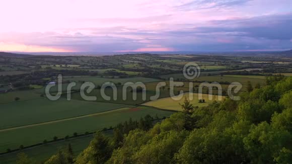 英国什罗普郡风景谷上空彩霞视频的预览图