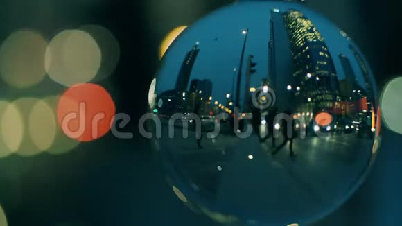 城市市中心街道人行横道在傍晚透过玻璃球看到视频的预览图
