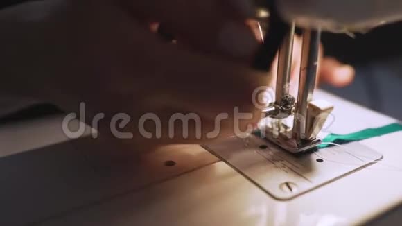 在缝纫机上工作的女性手的特写镜头年轻女性的观念在无法辨认的人的背景下视频的预览图