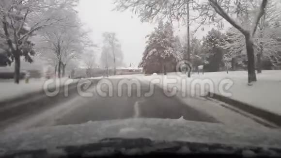 白天开车穿过雪域郊区视频的预览图