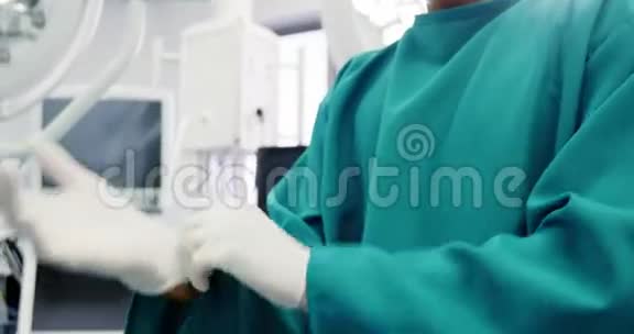 外科医生戴手术手套的肖像视频的预览图