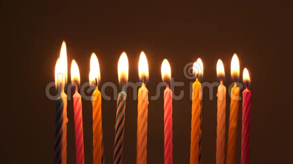 生日的蜡烛燃烧着蜡烛熄灭了视频的预览图