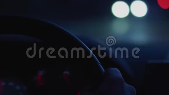 在漆黑的夜路上驾驶汽车时手握方向盘视频的预览图