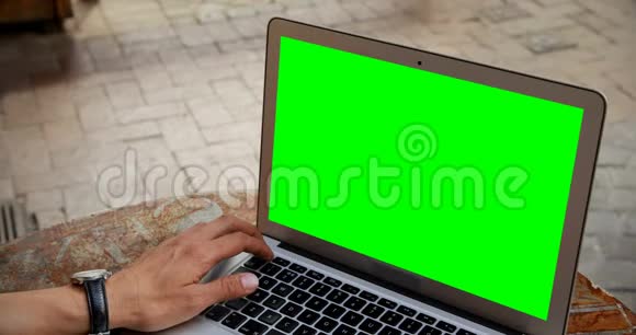 使用笔记本电脑的人在4k室外咖啡厅视频的预览图