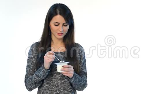布鲁内特女性吃酸奶视频的预览图