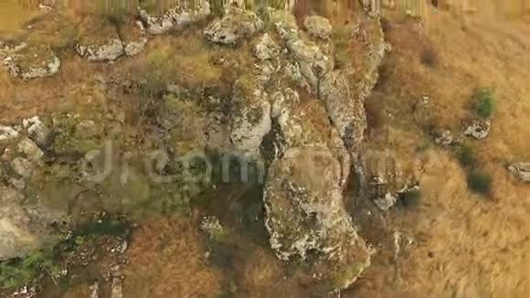 在大金石岩石上锻炼的人的空中景观视频的预览图