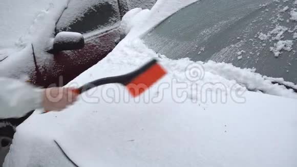 把车从雪中擦干净冬季天气视频的预览图