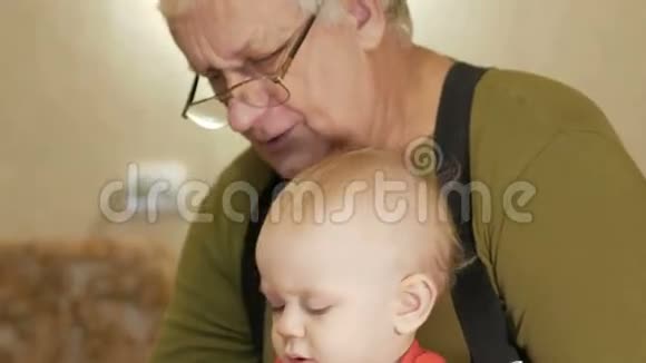 可爱的宝宝和他的祖父在纸上画着记号这孩子过敏眼睛发红孩子一年视频的预览图