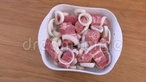 洋葱和香料腌制的生鱼片猪肉块视频的预览图