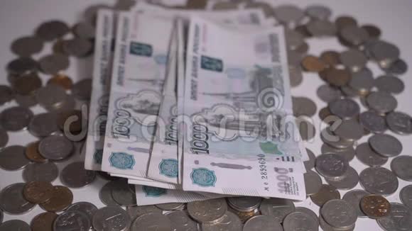 俄罗斯货币卢布和硬币在白色桌子上手数钱慢动作高清镜头摘要视频的预览图