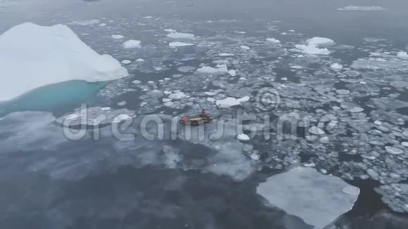 十二生肖船在冰山上航行追踪鸟瞰视频的预览图