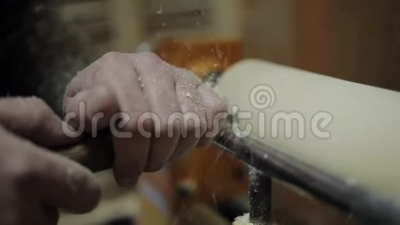 木匠用手工加工木制零件视频的预览图