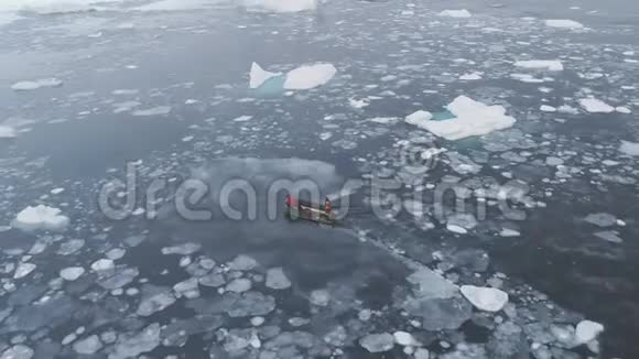 黄道十二宫的船在冰山上航行视频的预览图