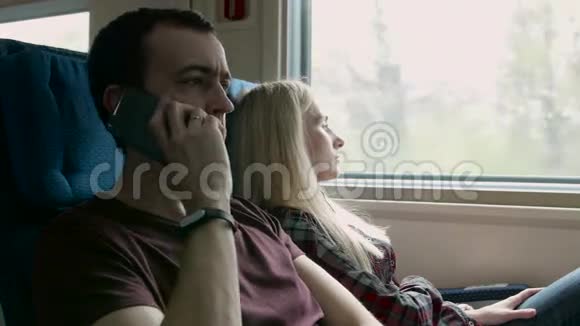 一个愤怒的年轻人在火车上和某人通电话视频的预览图