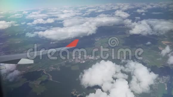 从空中观看飞机机翼和莫斯科地区上空的积云视频的预览图