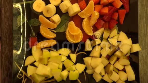 带有橘子和苹果草莓香蕉水果的盘子视频的预览图