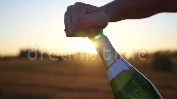 日落时分的香槟视频的预览图