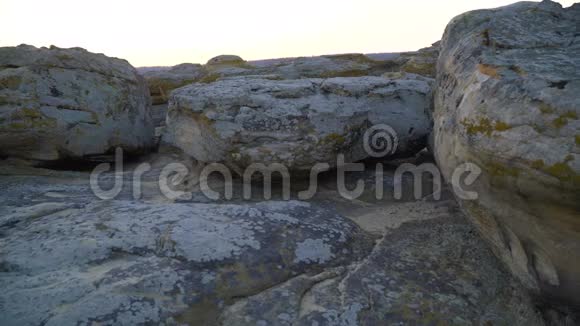 岩石碎片覆盖着地衣在日落前拍摄视频的预览图