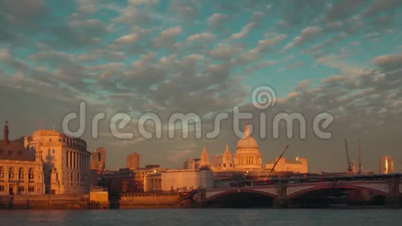 从泰晤士河堤上可以看到伦敦城布莱克弗里尔斯桥和圣保罗大教堂带着云彩视频的预览图