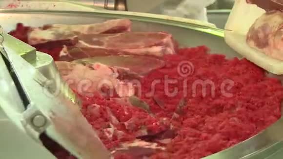 冻肉扔进绞肉机视频的预览图