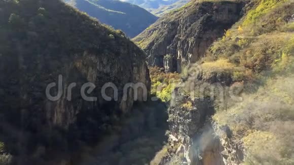 4K空射山峡和带太阳的悬崖视频的预览图