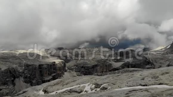 阿尔卑斯山的山峰在飞翔视频的预览图