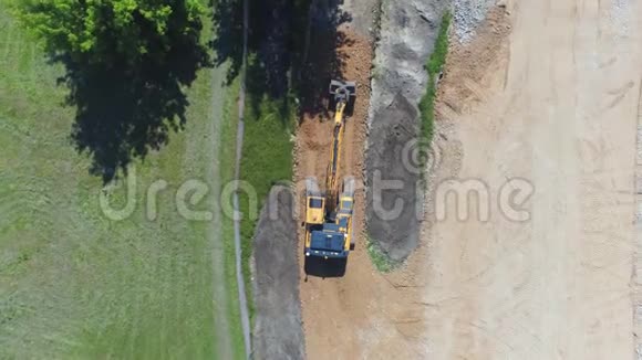 施工现场作业的挖掘机装载机空中镜头视频的预览图