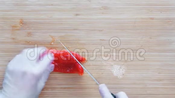 厨师在木切割板上切红铃椒上景视频的预览图