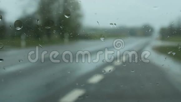 雨在汽车玻璃上倾泻而下视频的预览图